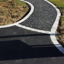 Enrobé de bitume à chaud clouté pour allée