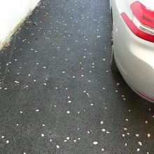 Enrobé noir clouté pour une allée de garage