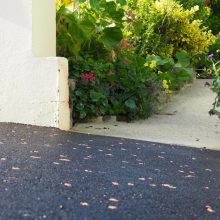 Enrobé noir clouté pour une entrée de maison