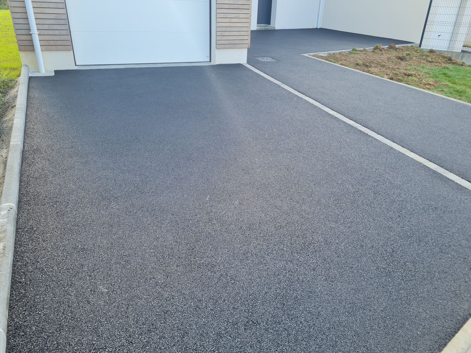 Entrée de garage en enrobé à Liffré