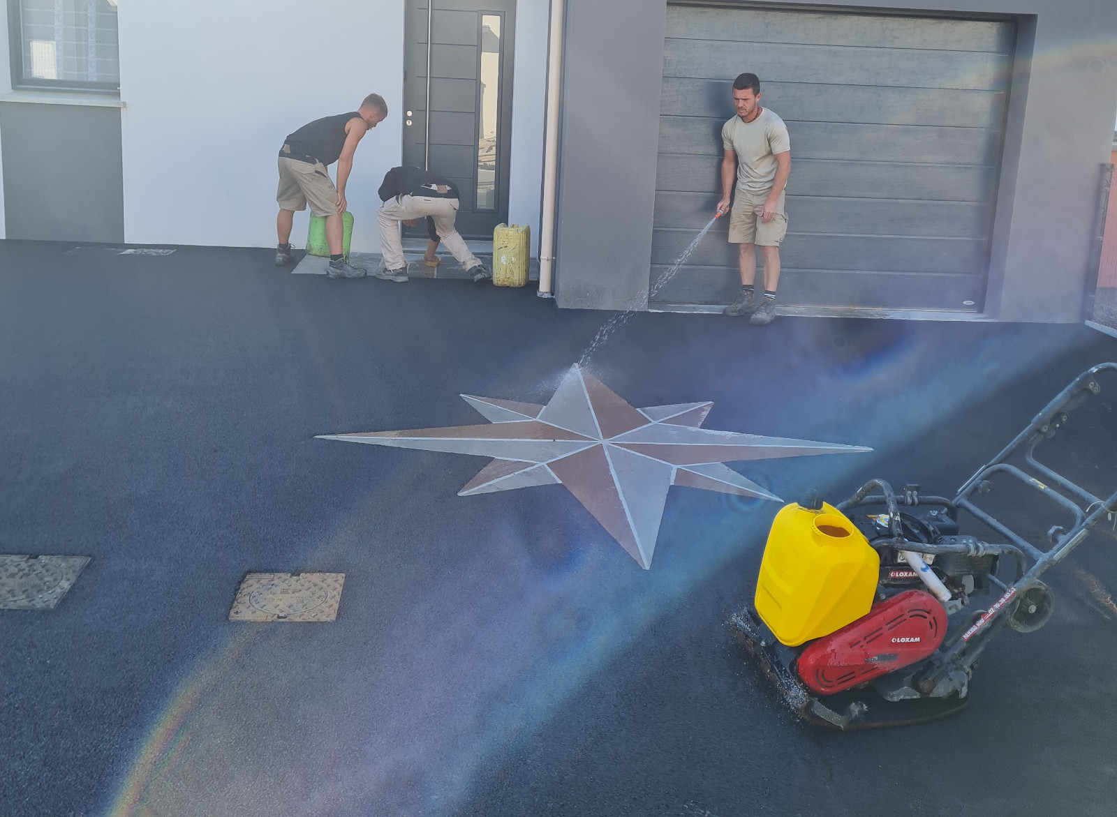 enrobé avec motif devant garage