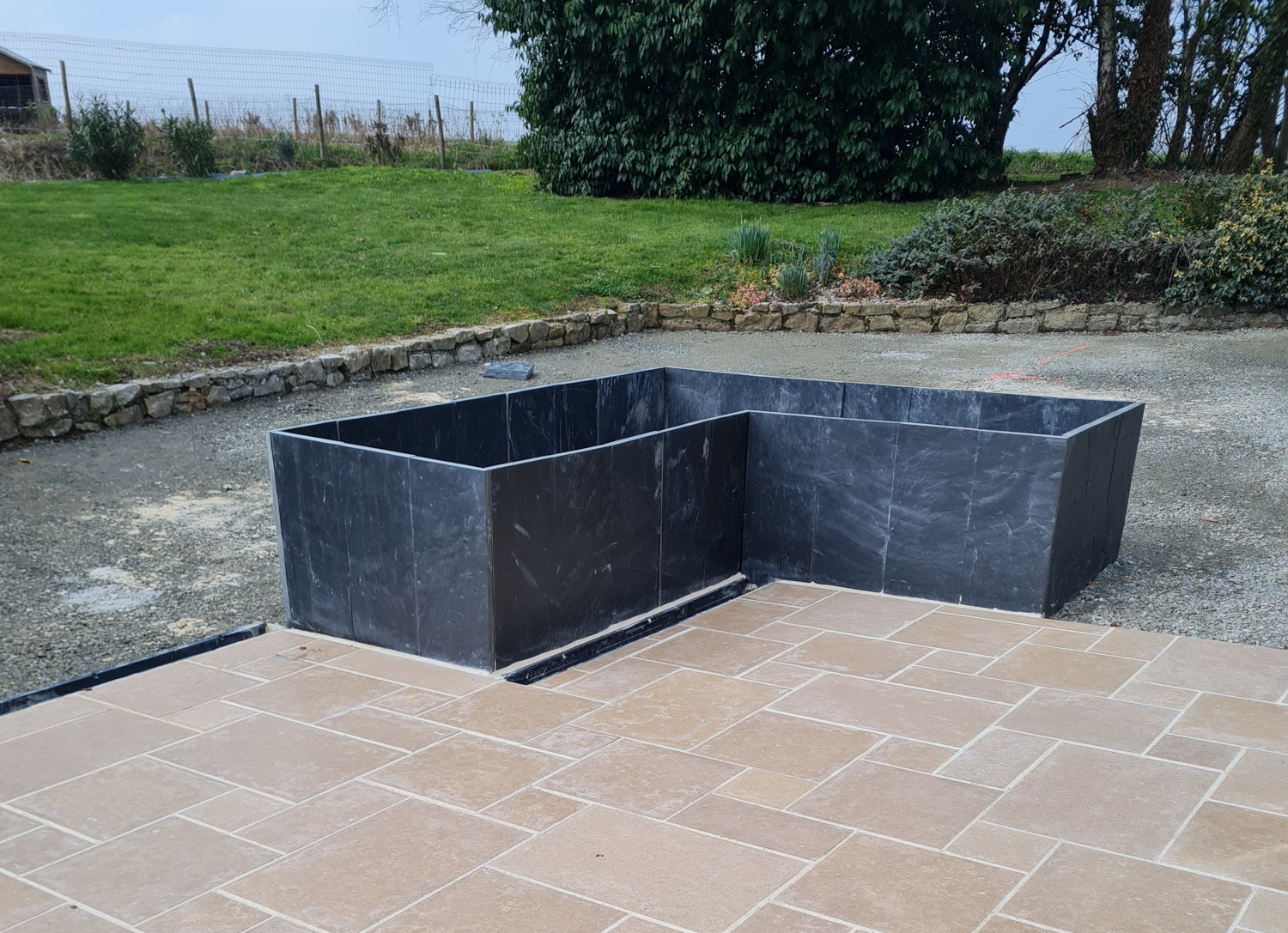 jardinière d'angle en palis d'ardoise